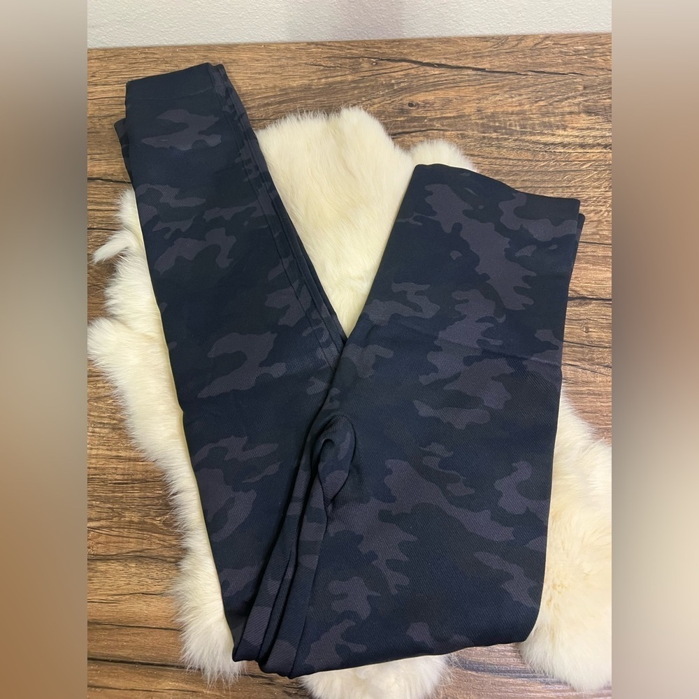 Spanx Black Camo Seamless Leggings – Size Medium, Like New